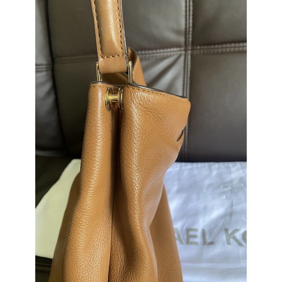 Michael kors brown Peppled leather tassel Shoulder Bag W/ Gold Hardware. - Picture 3 of 11